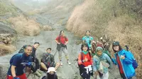 Kelompok Telat Gembira justru meminta foto bersama dengan seorang nenek di jalur pendakian gunung Sumbing sebagai bentuk hormat dan kekaguman mereka. (foto:Liputan6.com / edhi prayitno ige)