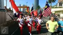 Sejumlah remaja membawa bendera negara-negara peserta Sea Games di Jakarta, Minggu (30/4). Kirab itu berlangsung guna menyambut Sea Games Kuala Lumpur 2017. (Liputan6.com/Johan Tallo)