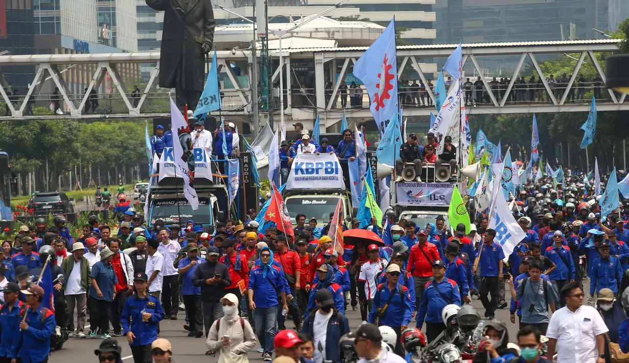 Sejumlah buruh membawa poster saat mengikuti aksi unjuk rasa di kawasan Jalan Jenderal Sudirman, Jakarta Pusat, Kamis (24/9/2026). Aksi tersebut digelar untuk menyampaikan aspirasi terkait perlindungan dan kepastian hukum bagi pekerja. (KLY/Budy Santoso)
