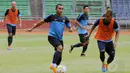 Firman Utina (kedua dari kiri) berusaha melewati hadangan Manahati Lestusen saat berlatih bersama timnas Indonesia di Stadion GBK Jakarta, Kamis (13/11/2014). (Liputan6.com/Helmi Fithriansyah)