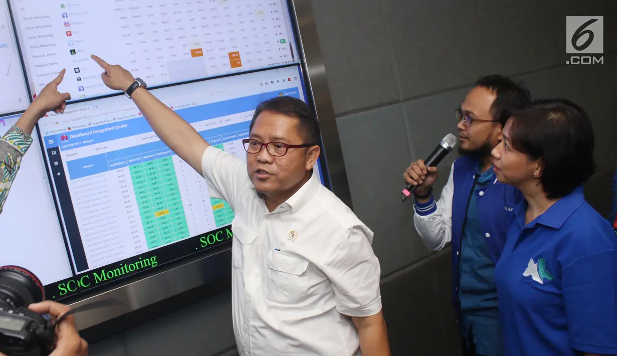 Menteri Komunikasi dan Informatika (Menkominfo) Rudiantara saat meninjau Network monitoring XL di Jakarta, Jumat (23/6). Peninjauan dilakukan untuk menjamin kenyamanan berkomunikasi para pemudik. (Liputan6.com/Angga Yuniar)