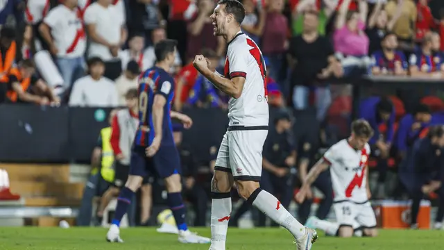 Pemain Rayo Vallecano merayakan gol ke gawang Barcelona