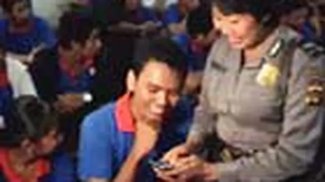Siswa dikagetkan dengan kedatangan polisi yang memeriksa telepon seluler dan laptop mereka di Denpasar Bali. Razia ini digelar terkait merebaknya video porno yang diperankan para pelaku mirip Ariel, Luna Maya, dan Cut Tari. 