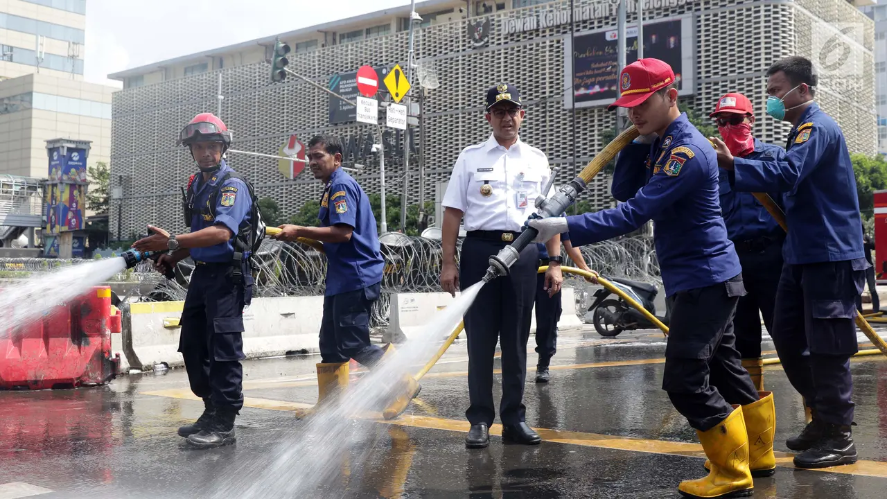 Anies Baswedan Bersihkan Residu Gas Air Mata
