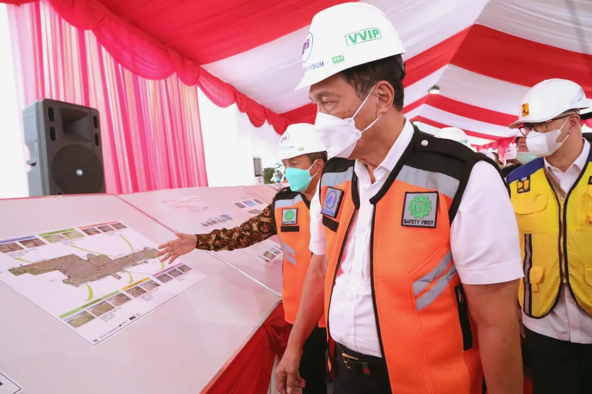 Menteri Koordinator Bidang Kemaritiman dan Investasi Luhut Binsar Panjaitan mengecek langsung pembangunan Bandara Dhoho Kediri yang merupakan Proyek Strategis Nasional (PSN). (Dok Kemenko Marves)