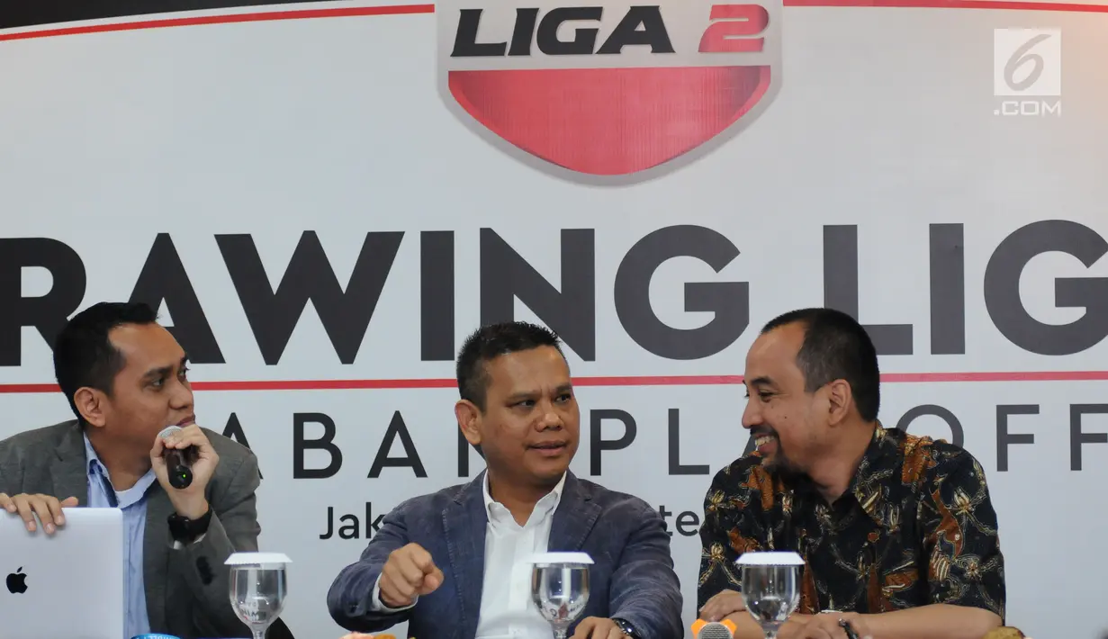 Dirut PT LIB, Berlinton Siahaan memimpin pengundian babak play-off Liga 2 Indonesia di Jakarta, Senin (18/9). Babak play-off Liga 2 Indonesia akan digelar pada 8-17 Oktober 2017 di empat kota. (Liputan6.com/Helmi Fithriansyah)