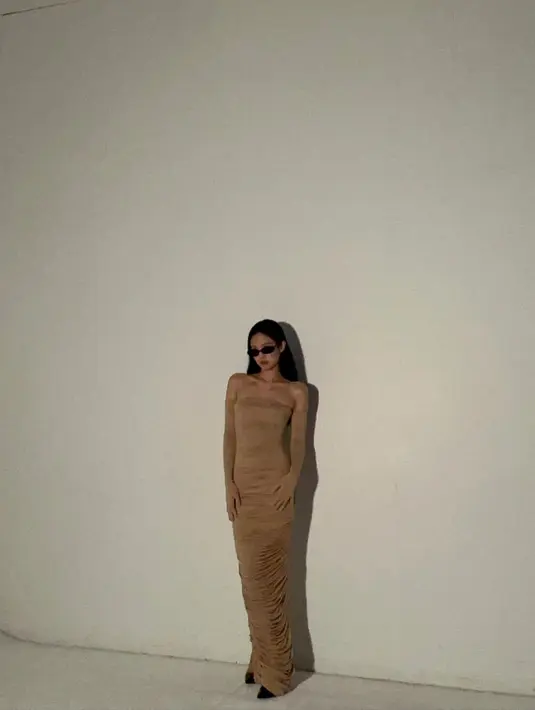 Rambut panjang yang diurai effortless menambah damage pesona Jennie [@jennierubyjane]