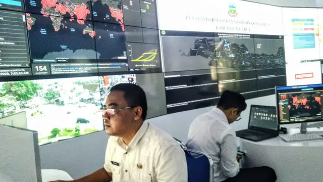 Beberapa petugas tengah melakukan pemantaun data di Command Center Garut, jalan Pendopo Kabupaten, Garut, Jawa Barat.