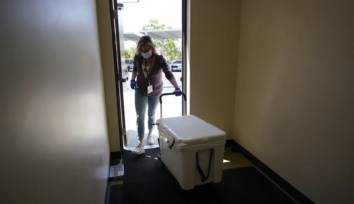 <p>Seorang karyawan University of California Health Milk Bank baru-baru ini menyumbangkan ASI ke bank susu di San Diego, Jumat (13/5/2022). Kelangkaan susu formula bayi di Amerika Serikat telah memicu gelombang minat di kalangan ibu yang ingin menyumbangkan ASI untuk membantu menjembatani kesenjangan pasokan serta mereka yang ingin bayi mereka tetap makan. (AP Photo/Gregory Bull)</p>