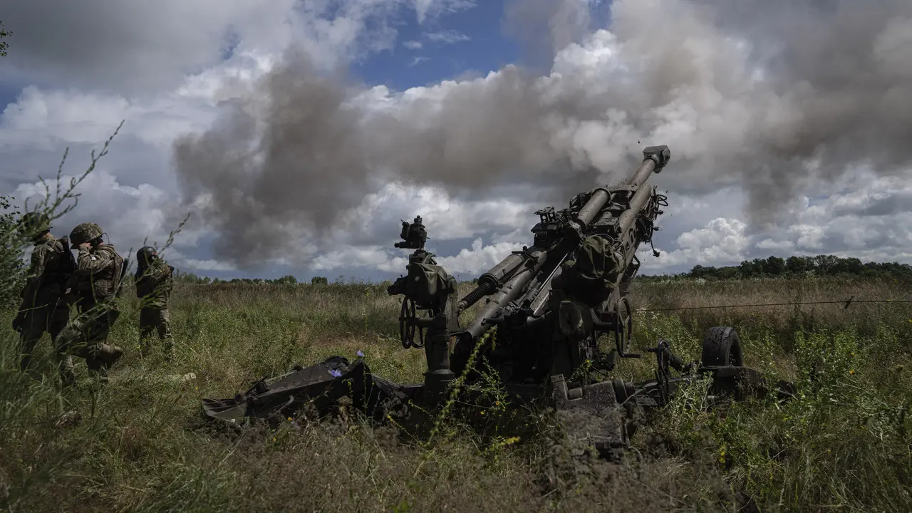 FOTO: Tentara Ukraina Tembaki Posisi Rusia Gunakan Howitzer M777 Pasokan AS