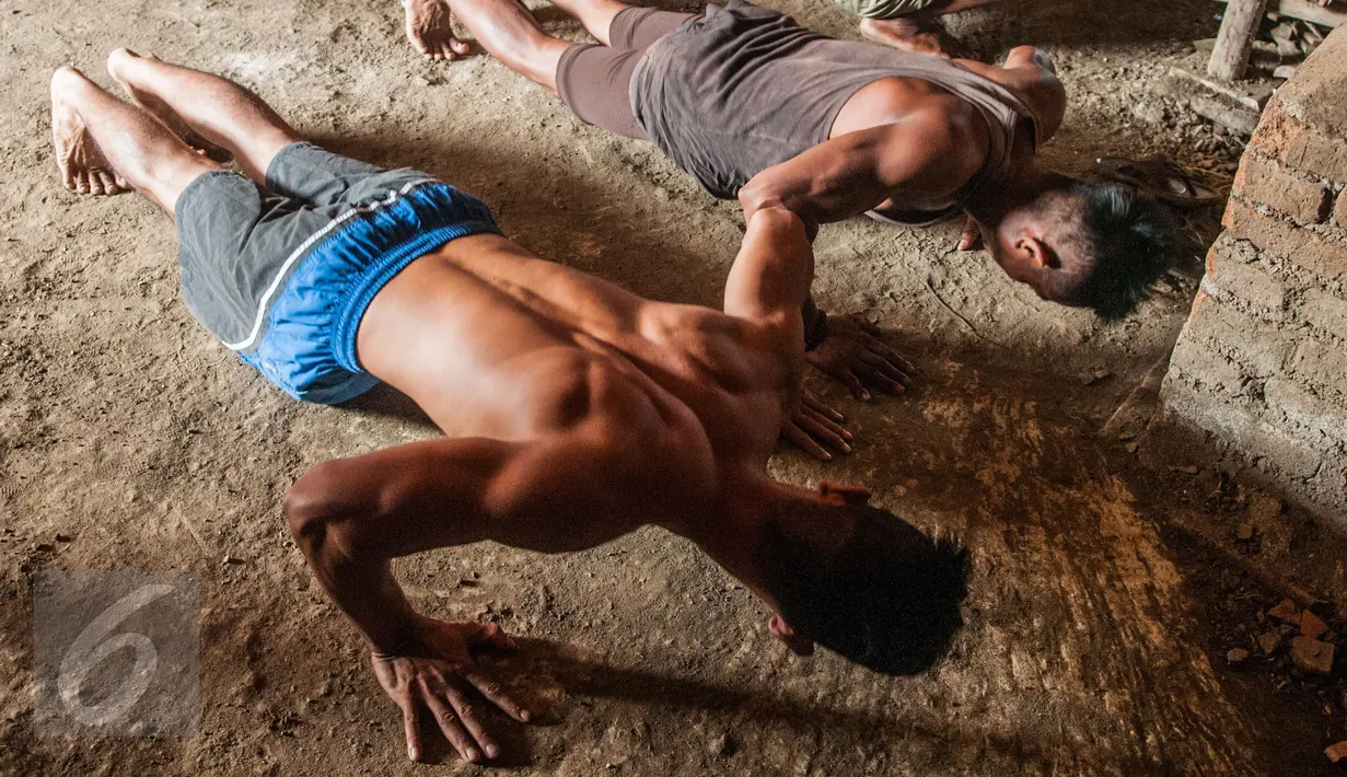Pemanasan push up agar ototnya terlihat kencang saat pementasan menjadi syarat bagi para Jebor. (Liputan6.com/Gempur M Surya)