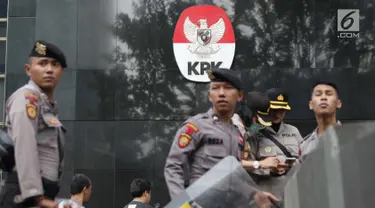 Petugas kepolisian bersiap menjaga gedung KPK, Jakarta, Jumat (20/9/2019). Sejak penetapan pimpinan KPK terpilih 2019-2013 dan isu RUU KPK mengemuka di masyarakat, gedung KPK menjadi sasaran aksi massa maupun mahasiswa berunjuk rasa. (Liputan6.com/Helmi Fithriansyah)