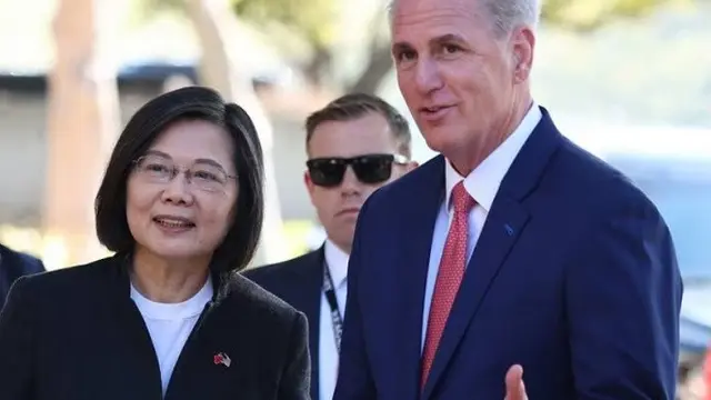 Presiden Taiwan Tsai Ing-wen dan Ketua DPR Amerika Serikat Kevin McCarthy saat bertemu di California pada (5/4/2023). (Dok. AFP)