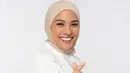 Rachel Maryam tampil menawan dalam balutan outfit berwarna putih. Inner putih ditumpuknya dengan blazer putih, dan hijab cokelat polos. [Foto: Instagram/rachelmaryams]