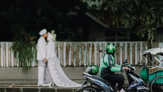 7 Potret Prewedding Absurd Ini Bukannya Romantis, Malah Bikin Tepuk Jidat
