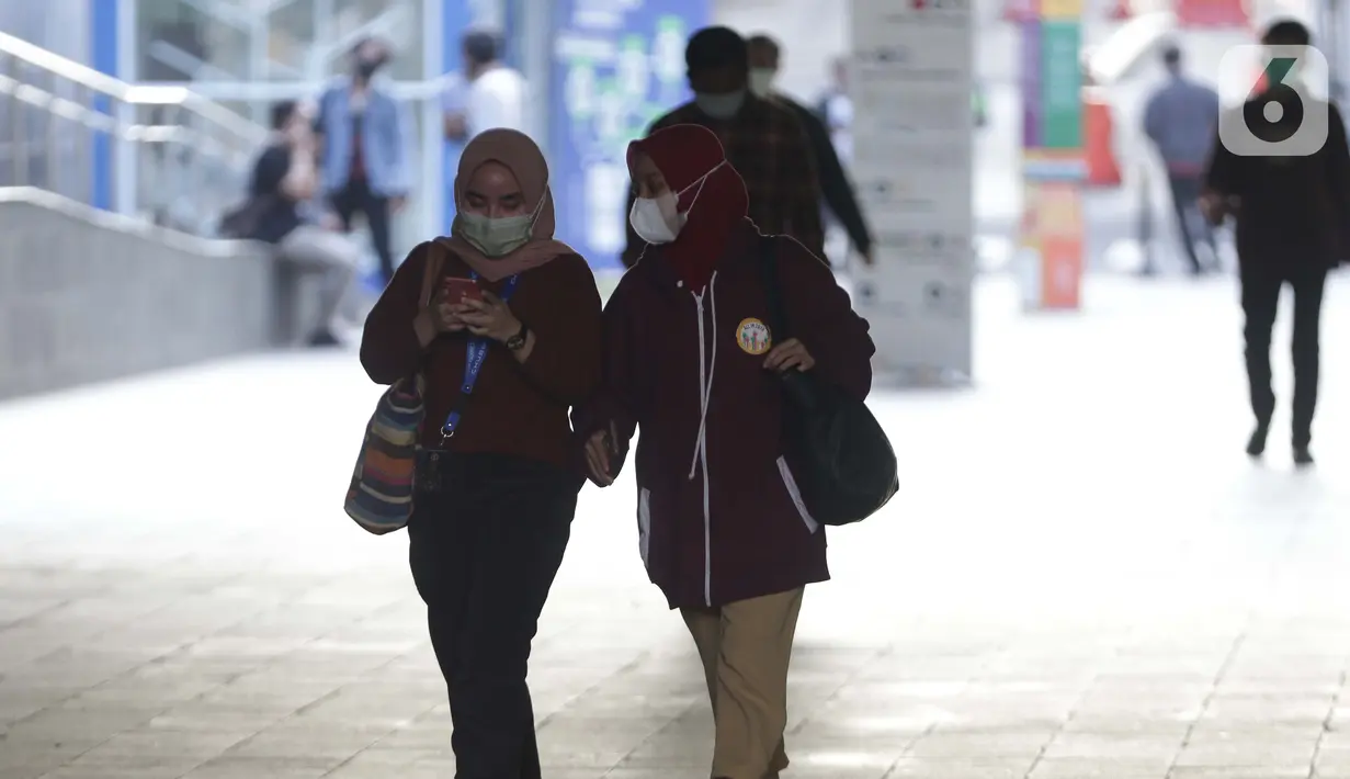 Pekerja mengenakan masker berjalan di kawasan terowongan Kendal Jalan Blora, Jakarta, Jumat (25/6/2021). Hari ini Jumat (25/6), Provinsi DKI Jakarta mencatat penambahan kasus konfirmasi positif Covid-19 sebanyak 6.934 orang. (Liputan6.com/Helmi Fithriansyah)