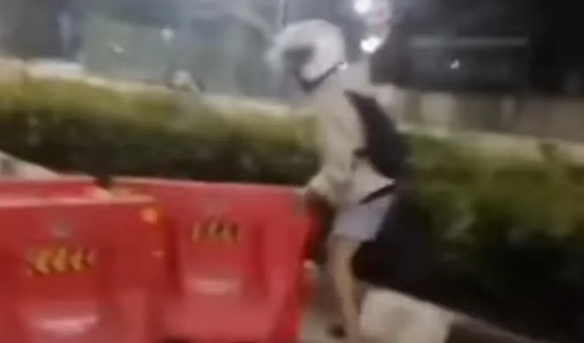 Polisi menindaklanjuti aksi para pemotor menerobos pembatas JLNT Casablanca tersebut. Para pemotor itu nantinya akan dikenakan Pasal 287 UU Lalu Lintas karena melanggar rambu lalu lintas.<br>
