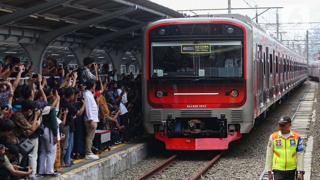 Antusiasme Warga Saksikan Parade Napak Tilas 100 Tahun Operasional KRL di Indonesia