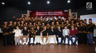 Ketua Umum PSSI, Edy Rahmayadi (tengah depan) berfoto bersama Timnas Indonesia U-16 saat pelepasan di Gedung Flamboyan, Mako Kopassus, Jakarta, Kamis (6/7). Timnas U-16 akan berlaga di Piala AFF U-15 Thailand, 9-22 Juli. (Liputan6.com/Helmi Fithriansyah)