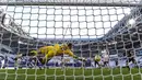 Penjaga gawang Bologna, Lukasz Skorupski gagal menghalau bola pemain Juventus, Weston McKennie dalam laga lanjutan Liga Italia di Stadion Allianz, Turin, Minggu (24/1/2021). (Foto: LaPresse via AP/Fabio Ferrari)