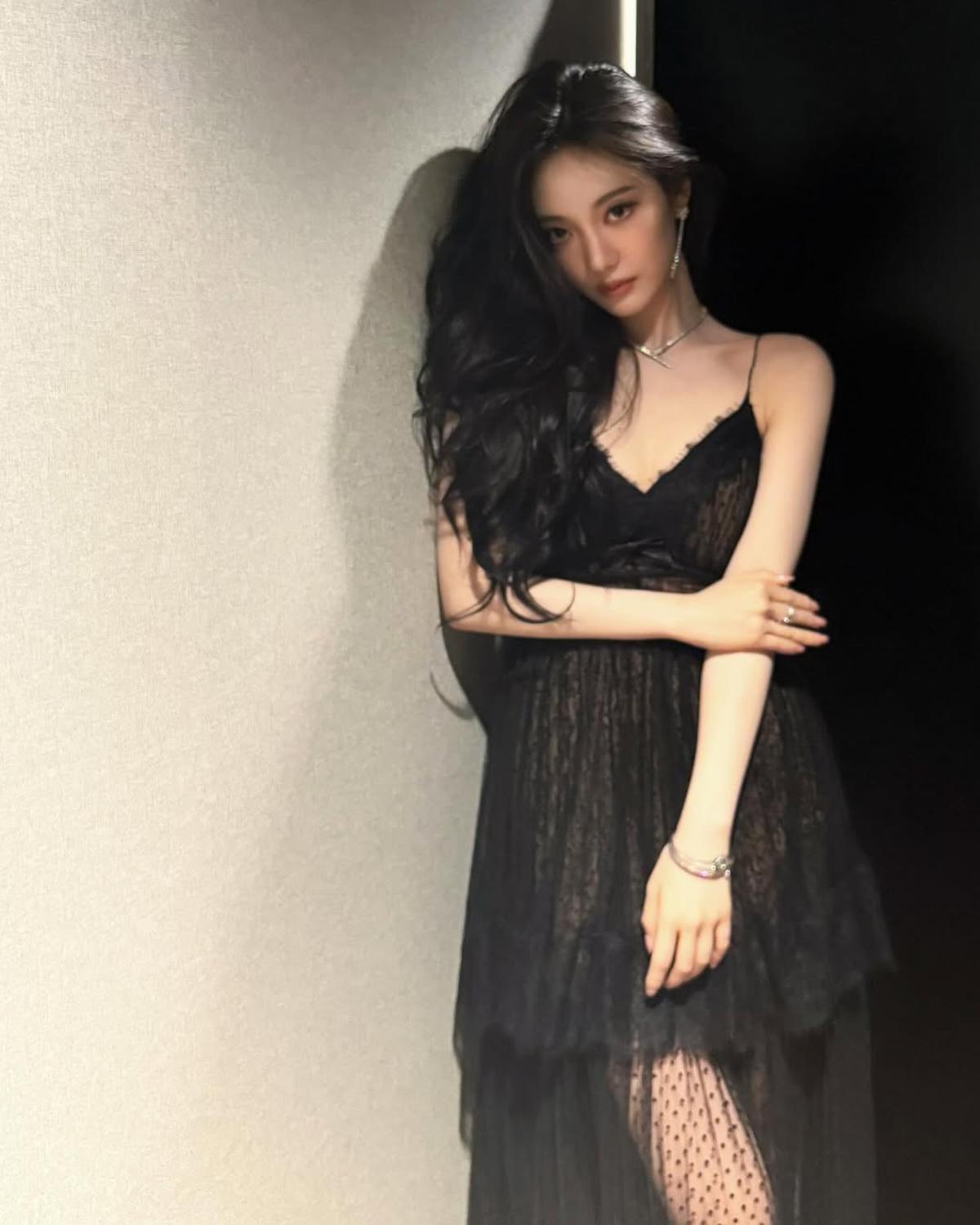 5 Potret Terbaru Ningning aespa yang Tampil Cantik Maksimal dengan Dress Hitam, Banjir Pujian