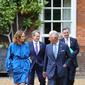 Stella McCartney dan Pangeran Charles jelang pertemuan di KTT G7. (dok. Chris Jackson / POOL / AFP)