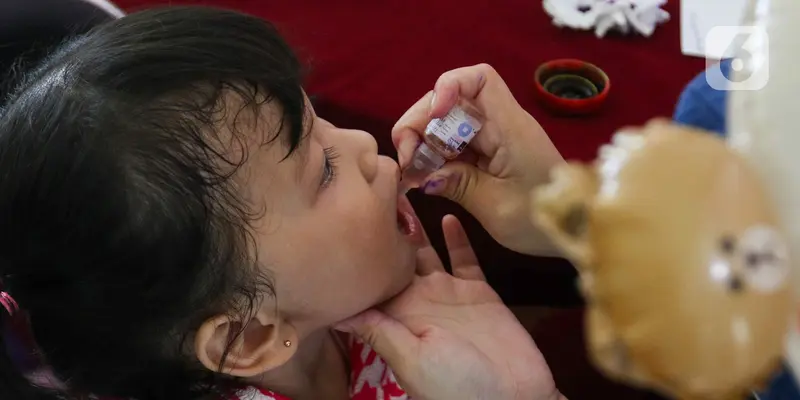 Imunisasi polio di Hari Anak Nasional