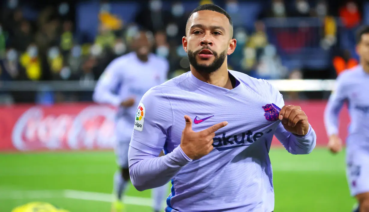 Memphis Depay  - Bomber Barcelona ini merupakan pesepakbola yang sangat memperhatikan penampilannya. Selain sering pamer skill ia juga kerap narsis dengan mengunggah kegiatan pribadinya di YouTobe. (AFP/Jan Woitas)