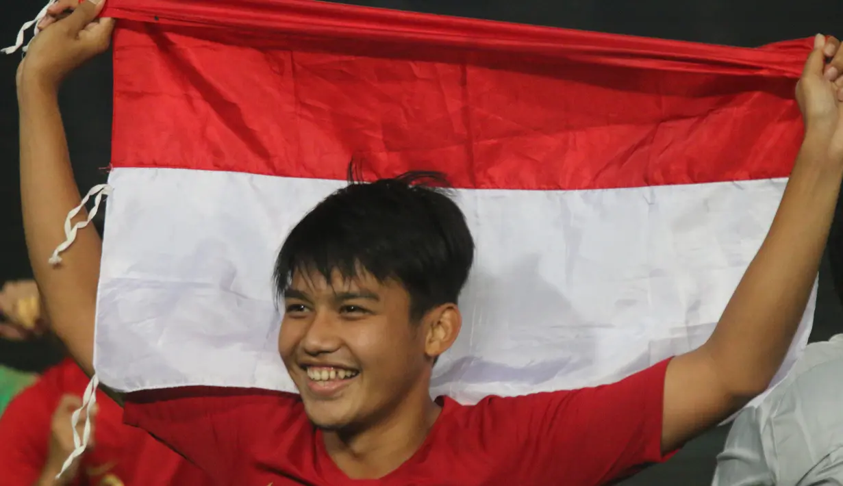 Gelandang Timnas Indonesia, Witan Sulaeman, merayakan gelar juara Piala AFF U-22 2019 setelah mengalahkan Thailand pada laga final di Stadion National Olympic, Phnom Penh, Selasa (26/2). Indonesia menang 2-1 atas Thailand. (Bola.com/Zulfirdaus Harahap)