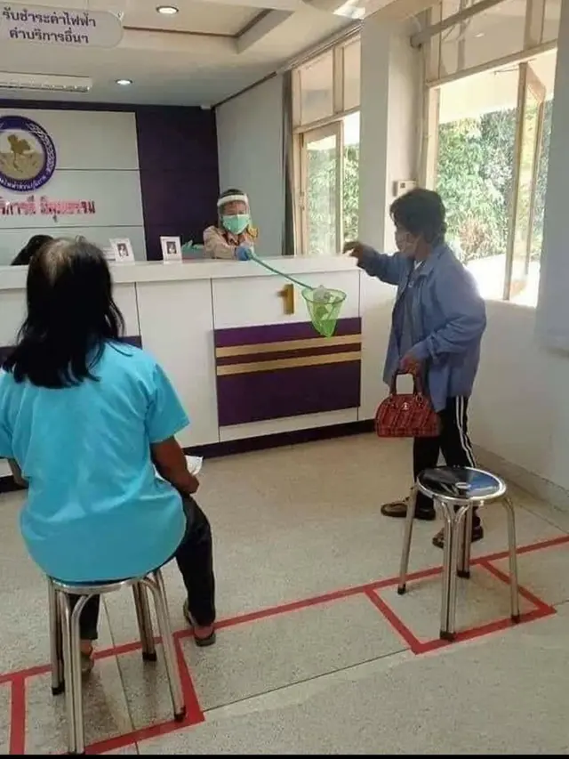 7 Potret Warga Thailand Saat Wabah Covid-19, Jaga Jarak dan Pakai Alat Bantu