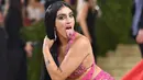 Lourdes Leon, putri penyanyi Madonna, tiba untuk gelaran Met Gala 2021di Metropolitan Museum of Art, New York pada 13 September 2021. Lourdes tampil dalam balutan busana bernuansa fuchsia dari Moschino. (Angela WEISS / AFP)