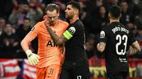 Bek Tottenham Hotspur asal Argentina bernomor punggung 17, Cristian Romero, menghibur kiper Tottenham Hotspur asal Republik Ceko bernomor punggung 31, Antonin Kinsky, setelah ia diganti selama pertandingan leg pertama babak 16 besar Liga Champions UEFA antara Club Atletico Madrid dan Tottenham Hotspur di Stadion Metropolitano di Madrid pada 11 Maret 2026. (Javier SORIANO/AFP)