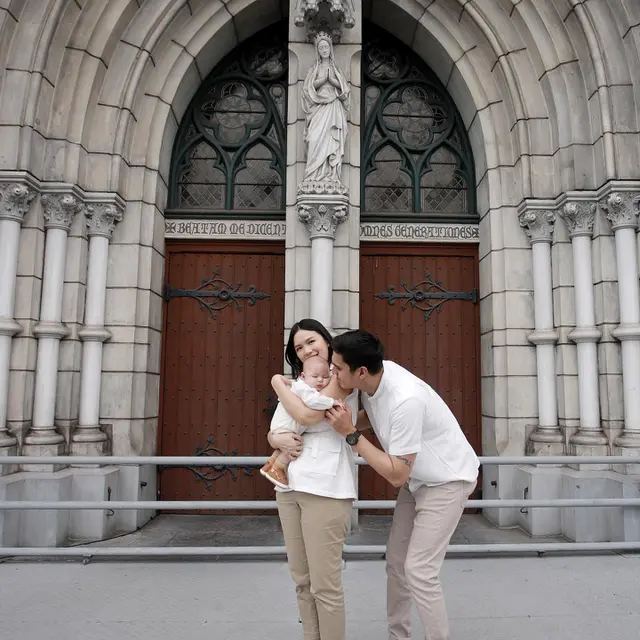 Tampil Gemas, Ini 7 Momen Pembaptisan Putra Marcel Chandrawinata di Katedral Jakarta