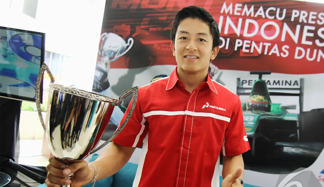 Rio Haryanto dengan tropi yang dimenangkannya usai finis di tempat ketiga pada race kedua di GP Monaco, 24 Mei kemarin, Jakarta, Senin (2/6/2014) (Liputan6.com/Faizal Fanani).