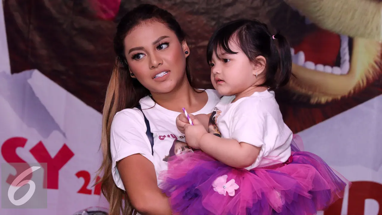 Aurel Hermansyah bersama adik, Arsy