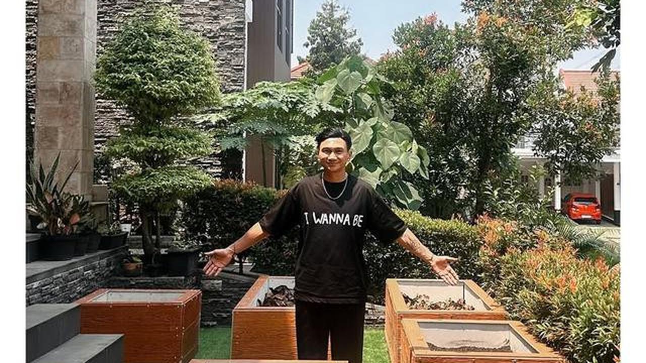 7 Potret Teras Depan Rumah Anji, Halaman Dipakai Berkebun dan Budidaya Sirih China
