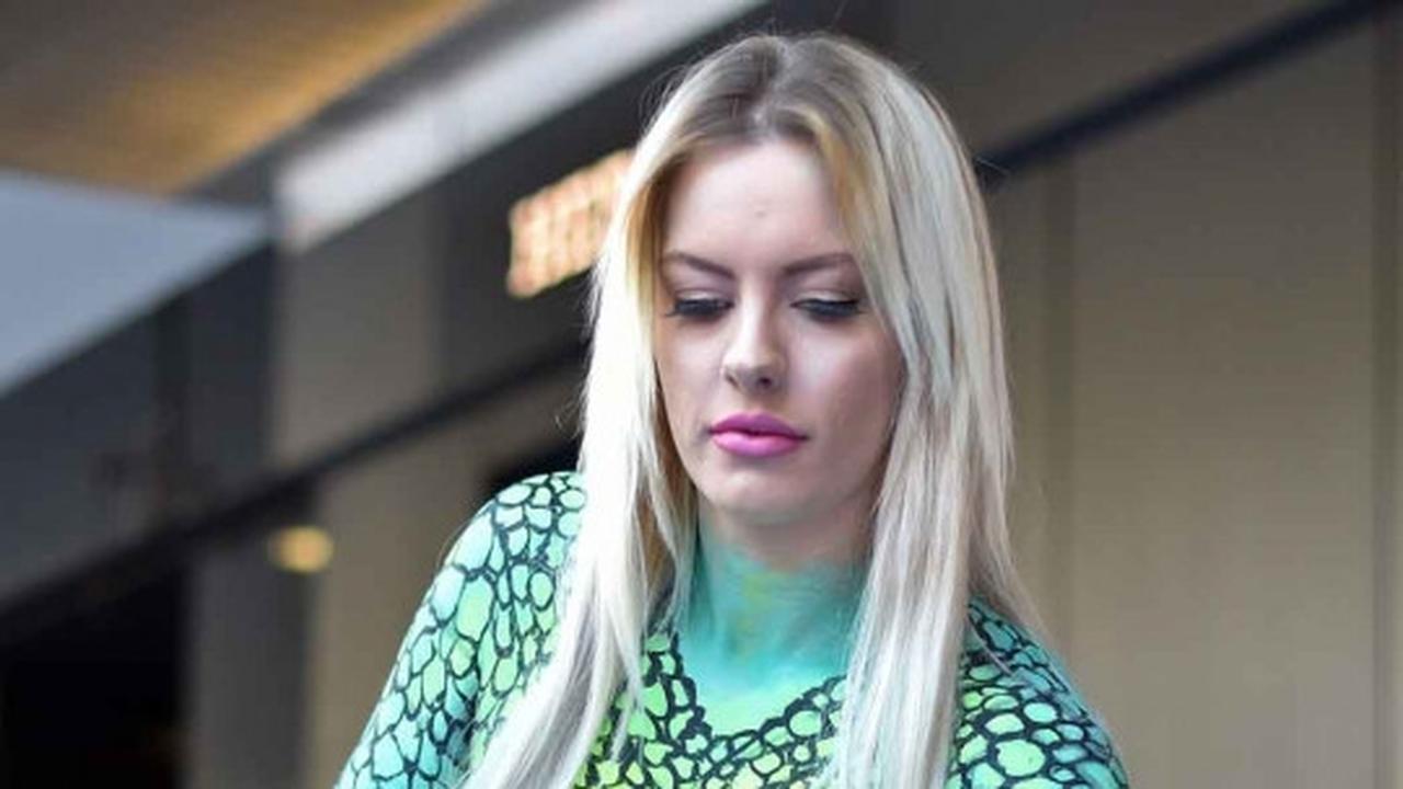 Model seksi Australia ini nekat beraksi bugil di depan toko Hermes