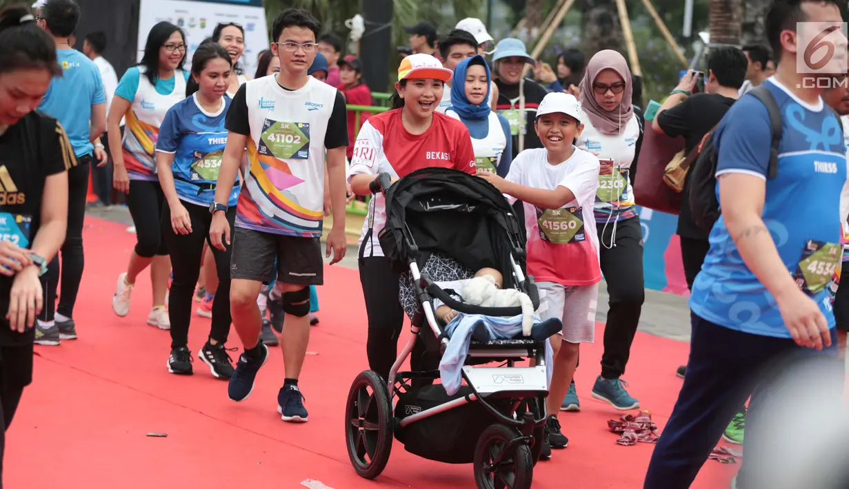 Ekspresi sejumlah pelari saat mencapai garis finis Jakarta Marathon 2018 di Gelora Bung Karno, Jakarta, Minggu (28/10). 12.500 pelari meramaikan Jakarta Marathon 2018 yang di sponsori PLN. (Liputan6.com/Faizal Fanani)