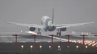 Jet penumpang C919 buatan China melakukan pendaratan usai penerbangan pertamanya di Bandara Internasional Pudong di Shanghai (5/5). C919 adalah jet penumpang yang dirancang agar bisa menyaingi Boeing B737 dan Airbus A320. (AFP Photo/STR/Greg Baker)