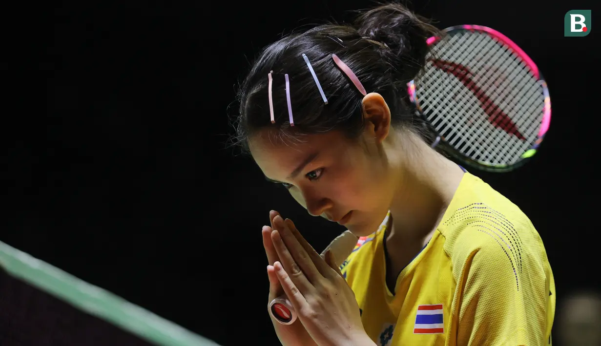 Pebulu tangkis tunggal putri Thailand, Pitchamon Opatniputh memberikan salam kepada wasit sebelum laga final Indonesia Masters 2026 melawan wakil China, Chen Yu Fei yang berlangsung di Istora, Senayan, Jakarta, Minggu (25/01/2026). (Bola.com/Bagaskara Lazuardi)