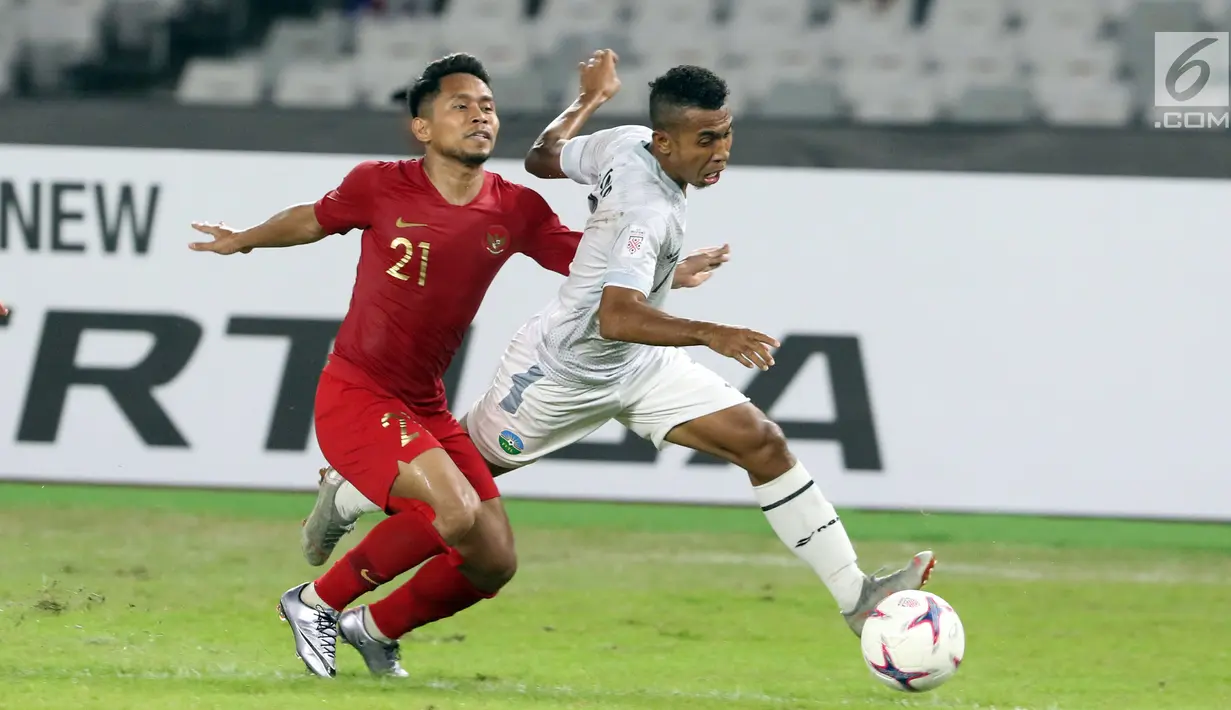 Pemain Timnas Indonesia, Andik Vermansyah (kiri) berebut bola dengan pemain Timor Leste pada laga penyisihan grup B Piala AFF 2018 di Stadion GBK, Jakarta, Selasa (13/11). Babak pertama berakhir imbang 0-0. (Liputan6.com/Helmi Fithriansyah)