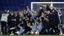 Para pemain Lazio dan staff berfoto bersama usai mengalahkan AS Roma 3-0 dalam laga lanjutan Liga Italia Serie A 2020/21 pekan ke-18 di Olympic Stadium, Roma, Jumat (15/1/2021). (AFP/Filippo Monteforte)