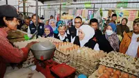 Gubernur Jawa Timur, didampingi Bupati Situbondo Karna Suswandi memantau harga bahan pokok di pasar Tradisional Panarukan Situbondo (Hermawan Arifianto/Liputan6.com)