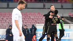 Para pemain Napoli merayakan gol Emanuele Giaccherini saat melawan ASC Spezia pada laga Piala Italia di San Paolo stadium, Naples (10/1/2017). Napoli menang 3-1. (EPA/Ciro Fusco)