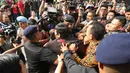 Polisi dan petugas pengamanan mencoba menghalau massa yang mencoba masuk ke gedung KPK, Jakarta, Jumat (13/9/2019). Sempat terjadi baku hantam dalam demo itu saat massa aksi pendukung revisi Undang-Undang KPK mencoba merangsek untuk mencopot kain hitam yang menutupi logo KPK. (Liputan6.com/HO/Andri)