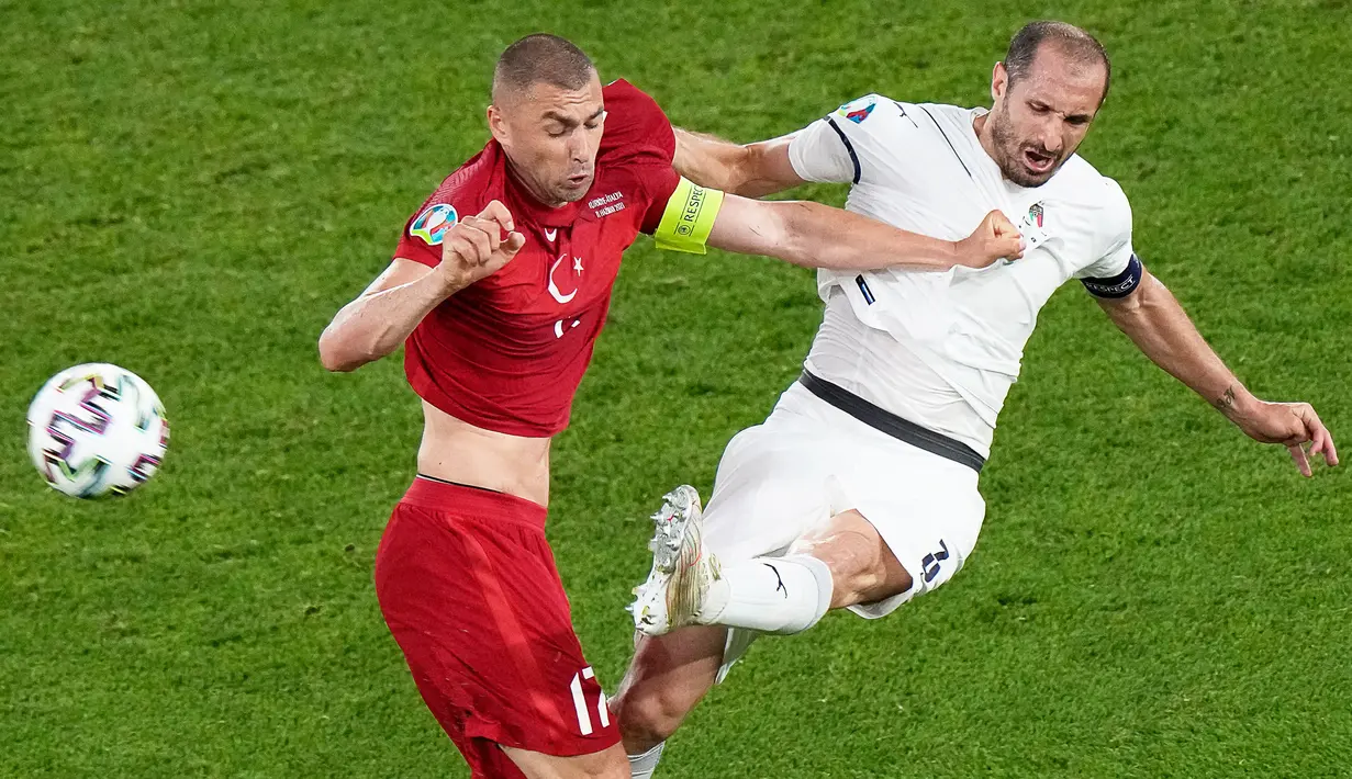 Kemampuan Chiellini memang tak perlu diragukan lagi, ia telah teruji tahan banting dan rela melakukan apa saja demi mencegah timnya kebobolan. (Foto:AFP/Andrew Medichini,Pool)