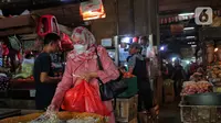 Seorang pembeli memilih sayur toge di Pasar Senen, Jakarta, Jumat (16/9/2022). Pemerintah memprediksi laju inflasi sebesar 1,38% pada September 2022. Adapun prediksi ini akibat kenaikan harga bahan bakar minyak (BBM). Kementerian Keuangan mengatakan laju inflasi akan kembali normal pada November 2022. (Liputan6.com/Angga Yuniar)
