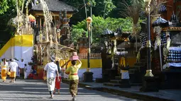 Umat Hindu Bali bersiap merayakan hari Galungan di Pura Jagat Natha di Denpasar, Bali (1/11). Ritual Galungan ini yang dirayakan dengan persembahyangan di tiap Pura. (AFP Photo/Sonny Tumbelaka)