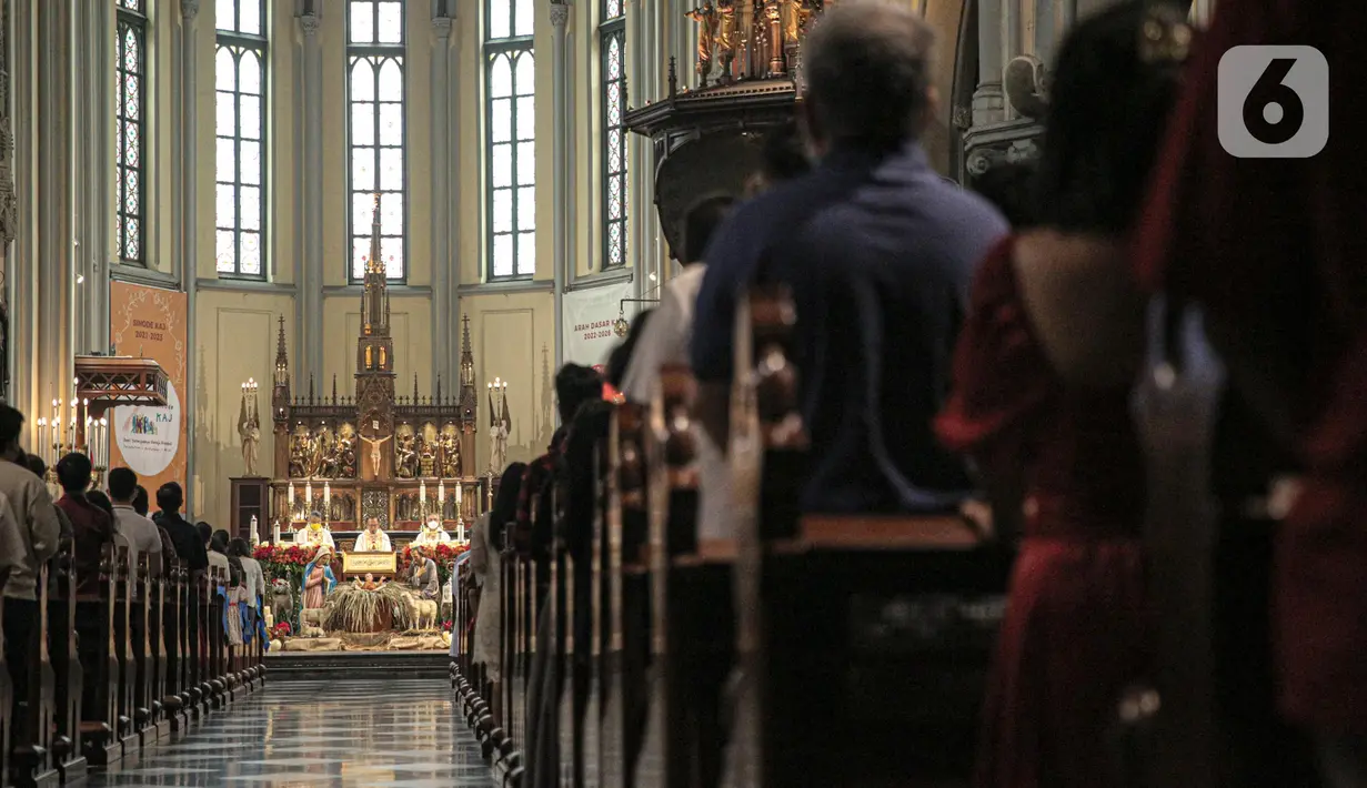 Pastor memimpin pelaksanaan Misa Natal di Gereja Katedral, Jakarta, Minggu (25/12/2022). Tema Natal yang diusung Gereja Katedral Jakarta tahun ini adalah 'Pulanglah Mereka ke Negerinya Melalui Jalan Lain'. (Liputan6.com/Faizal Fanani)