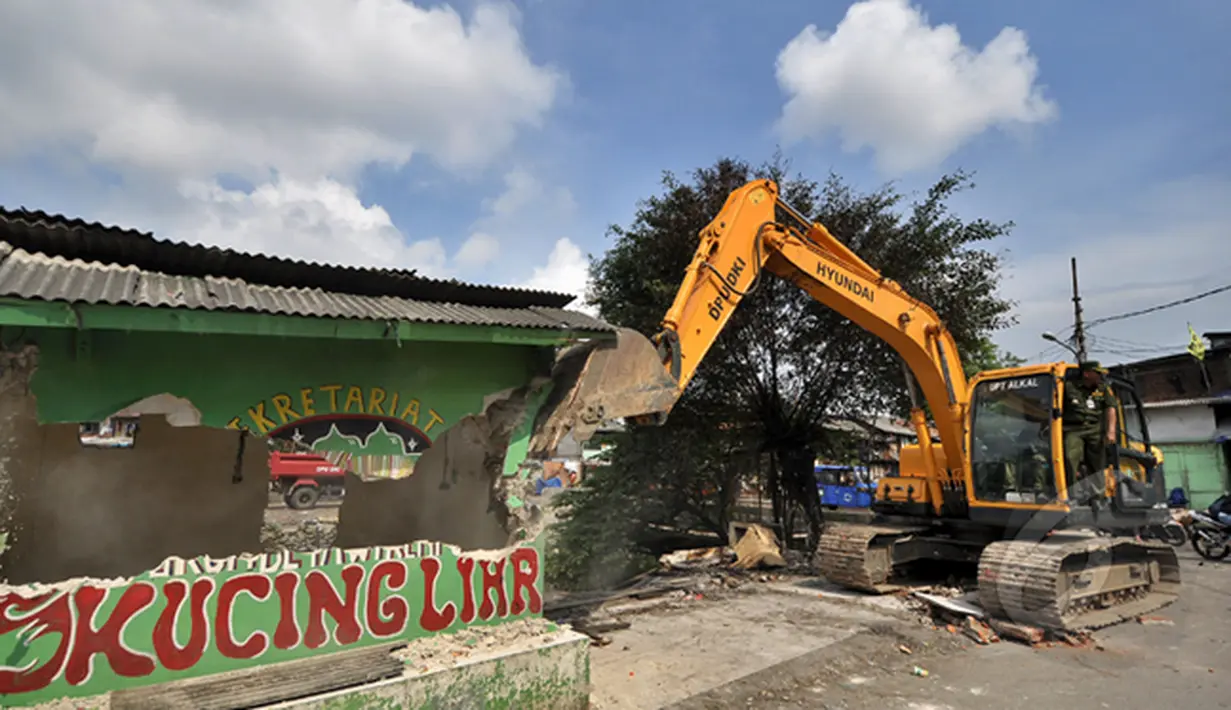 Pemprov DKI Jakarta dan Satpol PP menertibkan puluhan bangunan liar di Jalan Subur Baru, Jakarta, Senin (23/2/2015). (Liputan6.com/Faizal Fanani)